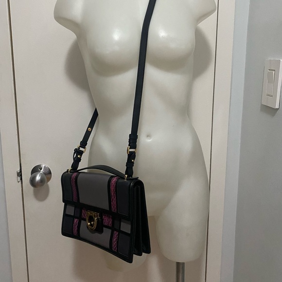 Ferragamo Leather Patch bag. - Picture 5 of 10